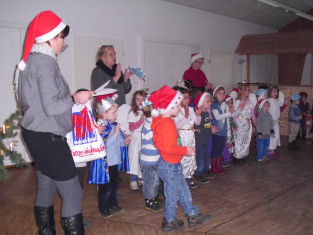 Die kleinen Amtsbergspatzen sorgten währned der AWO-Feier für vorweihnachtliche Stimmung. Die kleinen Amtsbergspatzen sorgten währned der AWO-Feier für vorweihnachtliche Stimmung.