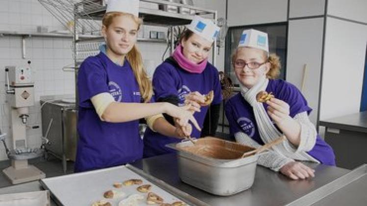 Mit den Händen: Sophia Linzenburg, Anne-Maria Schmidt und Franziska Schmidt (von links) Schnuppern in die Ausbildungsbäckerei des Handwerkerbildungszentrums hinein.Jenny Pfeifer Mit den Händen: Sophia Linzenburg, Anne-Maria Schmidt und Franziska Schmidt (von links) Schnuppern in die Ausbildungsbäckerei des Handwerkerbildungszentrums hinein.Jenny Pfeifer
