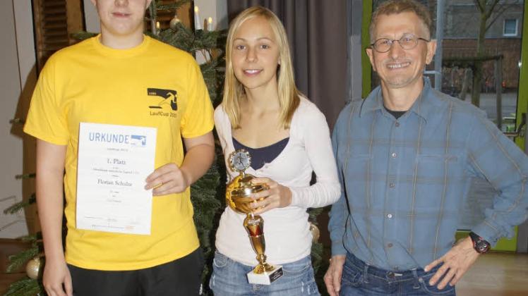 Drei Vertreter der erfolgreichen Vereine im VR-Laufcup: Florian Schulze (SC Laage/Sieger U16), Anne-Kathrin Litzenberg (Tri Fun Güstrow/2. Gesamtwertung und Siegerin W 20), Frank Schütz (LSV Güstrow/Sieger M 50)  