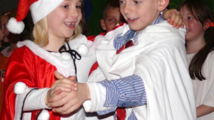 Minza und Jonas tanzen als Weihnachtsmann und Nikolaus eine Runde.  Fotos: Rene Kruck 
