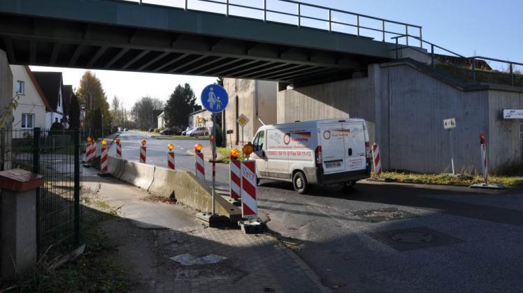 Die Verkehrssituation unter der Brücke in der Trammer Straße ist unübersichtlich und gefährlich. Seit Jahren warten die Crivitzer auf den Ausbau. Fotos: Werner Mett 