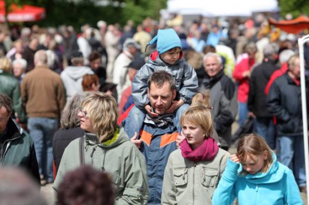 Tausende Besucher kamen gestern nach Schleswig, um den größten Markt ökologischer Produkte in ganz Deutschland zu erkunden. Foto: Staudt