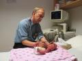 Helfende Hand: Facharzt Dr. Rainer Stachow  plädiert für den Erhalt einer Sylter Geburtshilfe.  