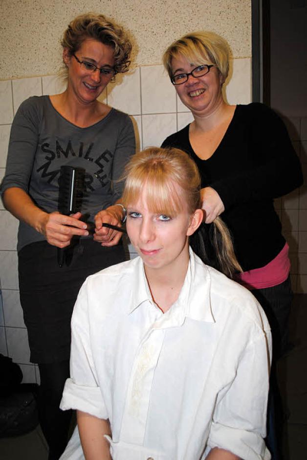 Hinter den Kulissen arbeiten die Frisörinnen Melanie Selami (r.) und Ramona Jaster an der Frisur von Hauptdarstellerin Nicole Wäder. Hinter den Kulissen arbeiten die Frisörinnen Melanie Selami (r.) und Ramona Jaster an der Frisur von Hauptdarstellerin Nicole Wäder.
