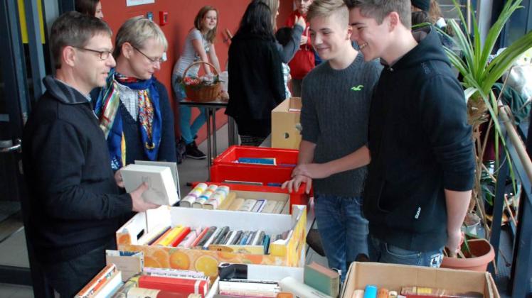 Detlef und Annette Bluhm  aus Leezen sahen sich auch am Büchertisch der Zehntklässer  Lucas und Walter um.   