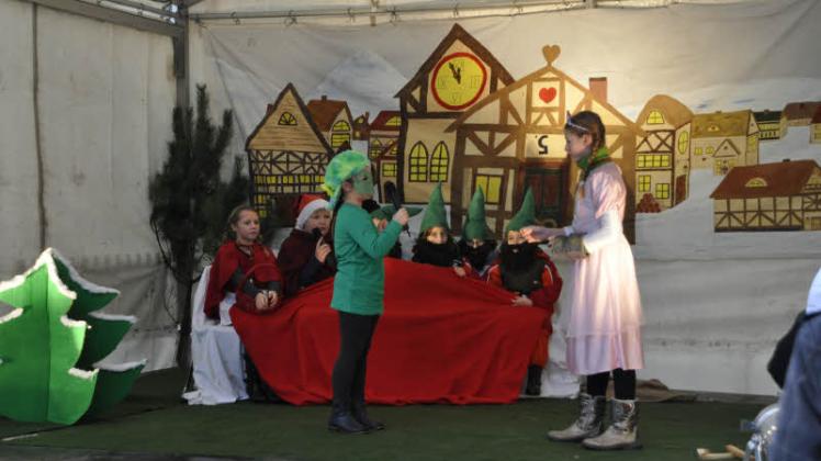 „Unter einer Decke“ heißt das Weihnachtsmärchen, das die Theatergruppe der Grundschule Lenzen bei der Burg-Weihnacht am Sonnabend aufführte.  Fotos: Martina Kasprzak 