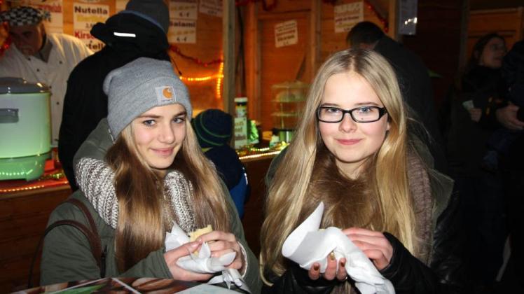 Die jungen Warnemünderinnen Pauline (14, l.) und Charlotte (15) freuen sich über den Mini-Weihnachtsmarkt am Kirchenplatz.  