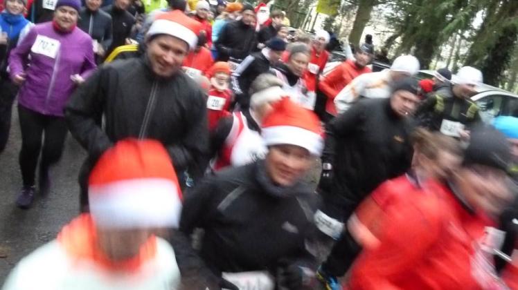 Viele Teilnehmer nahmen sich das Motto zu Herzen und liefen mit einer Nikolausmütze auf dem Kopf mit. Fotos: Nina Brinkmann (5) 