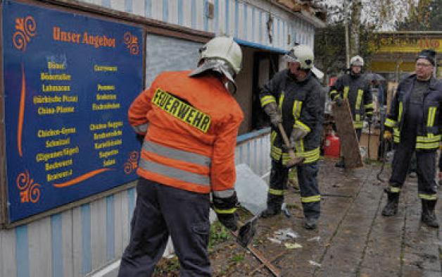 Auch das zweite Gebäude des Snackpoints wurde vom Feuer in Mitleidenschaft gezogen. Helfer beseitigen die zerstörten Fenster. Auch das zweite Gebäude des Snackpoints wurde vom Feuer in Mitleidenschaft gezogen. Helfer beseitigen die zerstörten Fenster.