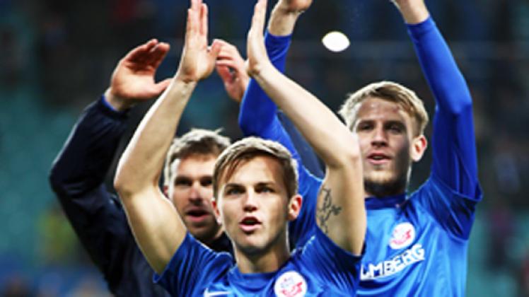 Torschütze David Blacha feiert nach dem 2:1 bei RB Leipzig mit seinen Teamkollegen Jörg Hahnel (links) und Tommy Grupe ab. Torschütze David Blacha feiert nach dem 2:1 bei RB Leipzig mit seinen Teamkollegen Jörg Hahnel (links) und Tommy Grupe ab.