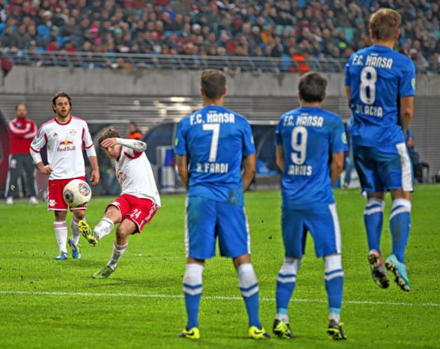 Der Leipziger Dominik Kaiser erzielt an der schlecht gestellten Freistoßmauer des FC Hansa vorbei das 1:2. Fotos: Worbser