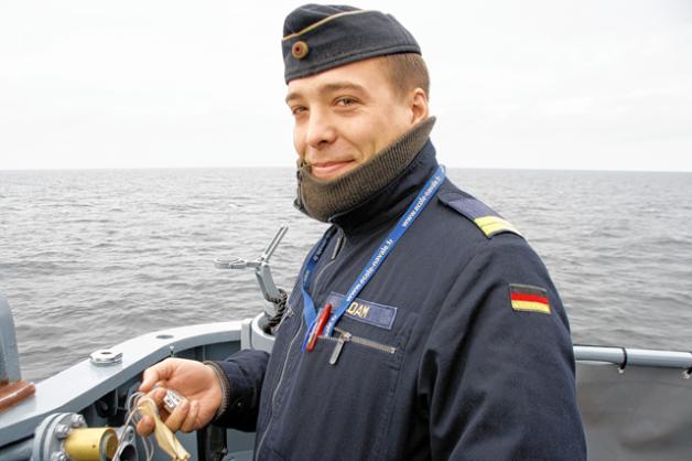 „Schwarzfuß “Steffen Tesarsch heizt dem Boot ein.