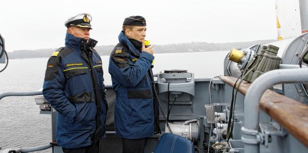 Kapitän Patrick Preuß (l.) und Oberleutnant zur See Michael Adam dirigieren das Anlegemanöver.