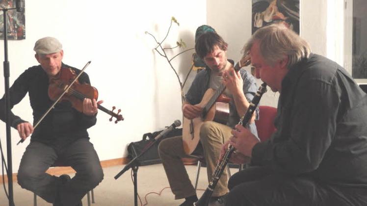 Spiel als Trio:  Albrecht Maurer (Geige), Hagen Stüdemann (Gitarre) und Gastgeber Theo Jörgensmann (Klarinette).   
