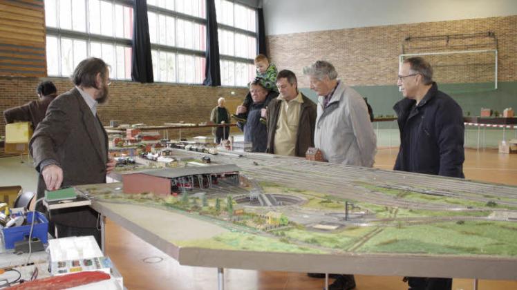 Die Gäste der Ausstellung begutachten das Ludwigsluster Bahnhofsgelände in Miniatur.