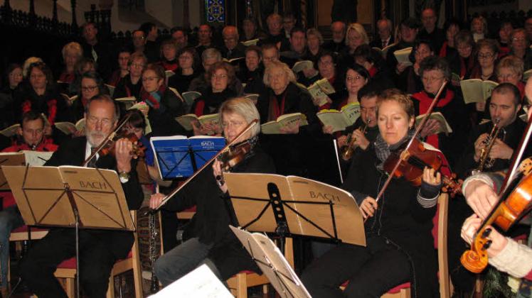 Das Berliner Orchester Camerata Instrumentale und der Chor „Wilsnack Cantabile“ verzauberten  das Publikum. Fotos: Doris Ritzka 