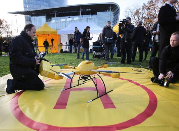 Ein sogenannter Quadrokopter mit vier Rotoren wurde von DHL in Bonn getestet. Ein sogenannter Quadrokopter mit vier Rotoren wurde von DHL in Bonn getestet.