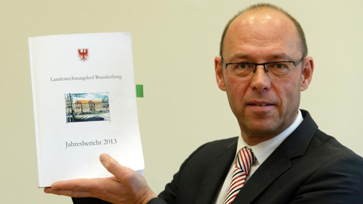 Der Präsident des Brandenburger Landesrechnungshofes, Christoph Weiser, stellt den Jahresbericht 2013 vor.  Darin enthalten sind auch die schlimmsten Fälle von Steuerverschwendung des Landes. 
