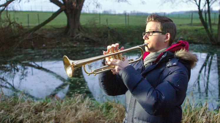 Gerne auch am Teich des Gutshauses der Familie in Sörup: Die SG-Hymne trompetet Marquardt Petersen an jedem Ort.