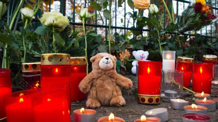 Eichwalde in Trauer: Mit Blumen, Plüschtieren und Kerzen gedenken Anwohner  des toten Mädchens.  