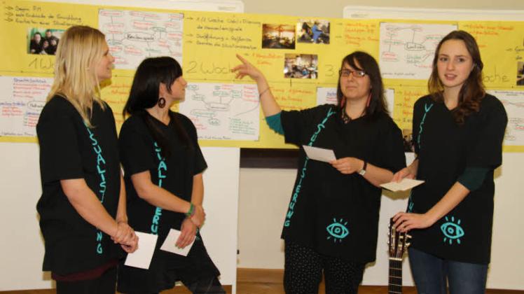 Lena Meister, Claudia Neumann, Kristin Sowade und Alexandra Plath (v.l.) schilderten ihren Mitschülern die gewonnen Eindrücke und Erfahrungen des Projektes zur Methodenkompetenz.  