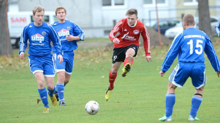 Christian Henning (M.) erzielte den 4:1-Endstand für die SpVgg Cambs-Leezen.  