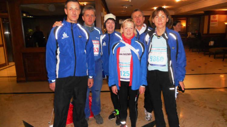 Ein Bützower kommt selten allein: Mit Mathias Wolschon, Volker Buddenhagen, Veronika Wolschon, Karin und Lothar Scholz sowie Simone Buddenhagen waren gleich sechs Läuferinnen und Läufer  beim Istanbul-Marathon am Start.   