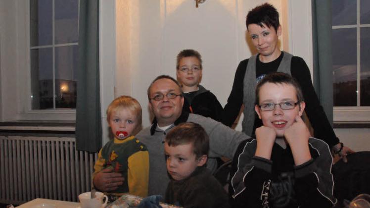 Die Wedels aus Perleberg gehörten zu den rund 250 Gästen der Weihnachtsfeier im Pritzwalker Kulturhaus, waren zum ersten Mal dabei und fühlten sich sehr wohl. V. l.:Tom Lenny (3 Jahre), Papa René, Elias (5; vorn), Niklas (10; hinten), Mama Anja und Ronny (11).  
