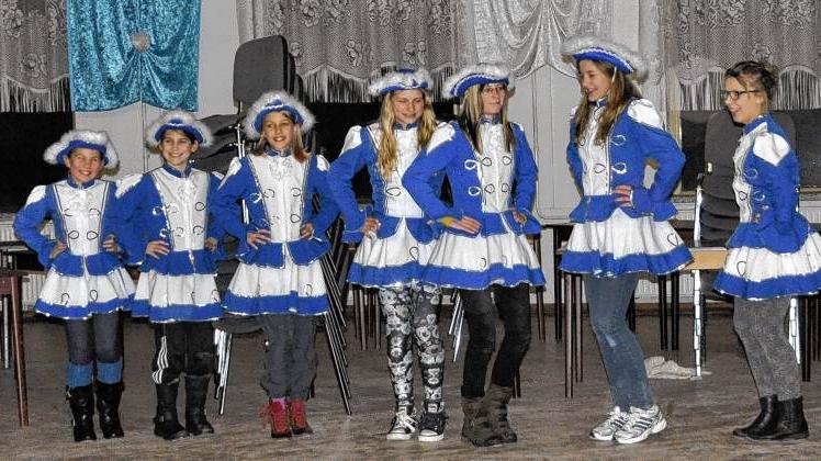 Proben für die großen Auftritte: Die Mädchengruppe der KGB  ist mit großer Begeisterung dabei. In Kostümen macht es gleich doppelt so viel Spaß.  
