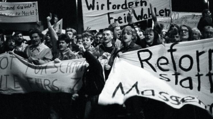 Ein wichtiger Teil der Schüler-Recherche: „Wir sind das Volk“-Demonstration 1989 in der damaligen Bezirksstadt Schwerin brachten Tausende auf die Straße. 