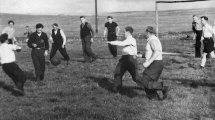 Der Ball rollt auf dem Lande: Fußballspiel auf dem VEG Groß Medewege in den 1950er Jahren  