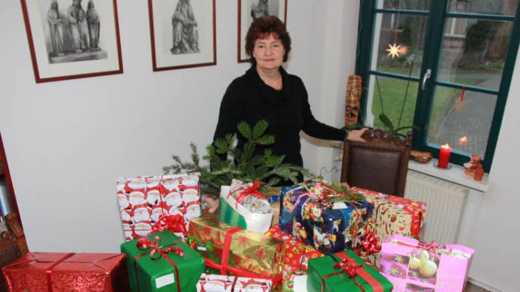 Weihnachtsaktion für Flüchtlinge: Pastorin Anke Kieseler sammelt in diesem Jahr Weihnachtspäckchen für Kinder des Asylbewerberheims in Bad Doberan. 