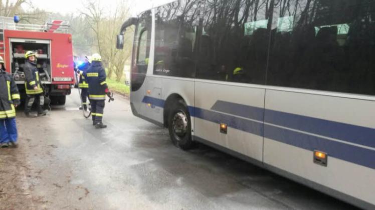 An diesem Bus hatte sich ein Reifen entzündet.  