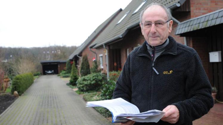 Erich Schröder aus der Siedlung an den Krebsfördener Tannen fühlt sich bei der Berechnung der Gebühren für die Straßenreinigung ungerecht behandelt.  