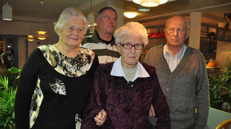 Die älteste Parchimerin Carla Marckwardt (M.) feierte ihren 104. Geburtstag in der Mitte ihrer noch lebenden Kinder Hilde Pischel (80),  Manfred Marckwardt (65) und Horst Marckwardt (78).  