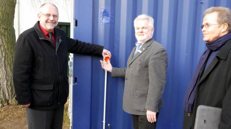 Pritzwalks Bürgermeister Wolfgang Brockmann (l.) und Landrat Hans Lange nehmen die Grundwasserreinigungsanlage symbolisch in Betrieb. 