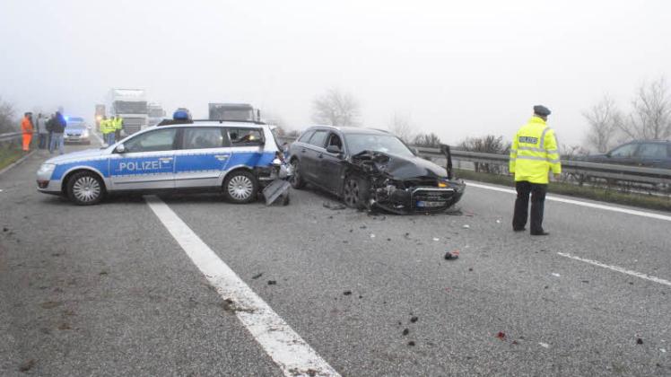 Auf der A24 bei Wittenburg ist  ein Auto auf einen dort stehenden Streifenwagen mit eingeschaltetem Blaulicht aufgefahren – zwei Personen wurden leicht verletzt. 