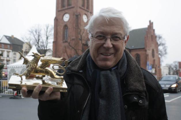 Einen kleinen Rostocker Greif bekommt Gerhard Lau vom Leuchtturm-Verein im Zusammenhang mit dem Knurrhahn-Ehrenpreis. Einen kleinen Rostocker Greif bekommt Gerhard Lau vom Leuchtturm-Verein im Zusammenhang mit dem Knurrhahn-Ehrenpreis.