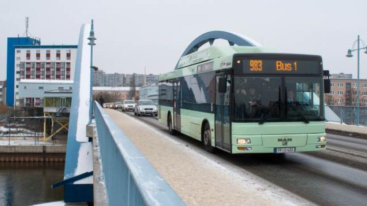 Die Stadtverkehrsgesellschaft in Frankfurt (Oder) rechnet mit bis zu 400000 Fahrgästen pro Jahr, die zwischen Deutschland und Polen pendeln. 
