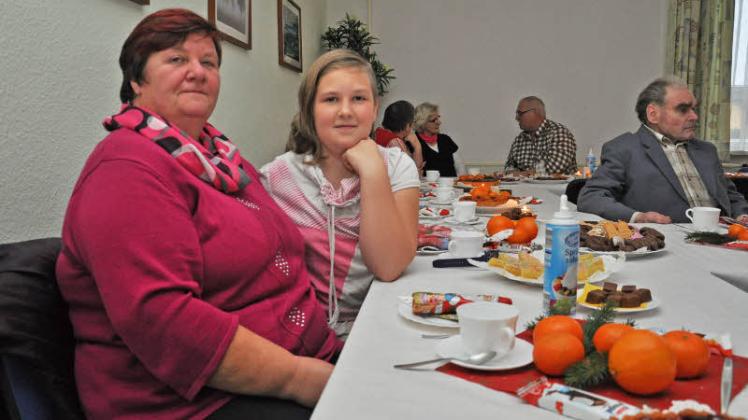 Angelika Lahser  war  mit ihrer Enkeltochter   zur Weihnachtsfeier des Arbeitslosenverbandes   nach Lübz gekommen. Fotos:  Herbst 