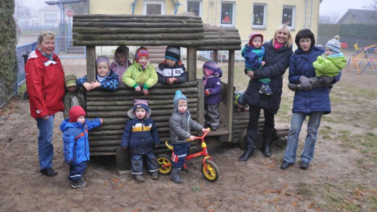Vorfreude im trüben Dezembernebel in der Kita Warsow: Im nächsten Jahr erhält das 30 Jahre alte Gebäude einen Anbau. Der entsteht aber nicht auf dem Spielplatz, sondern auf der gegenüberliegenden   Seite, hin zur Straße.  