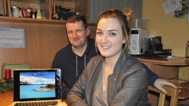 Gern zeigt Austauschschülerin Kate Gregan – hier mit ihrem Gastvater Thomas Wosny – Bilder aus ihrer Heimat Neuseeland.  