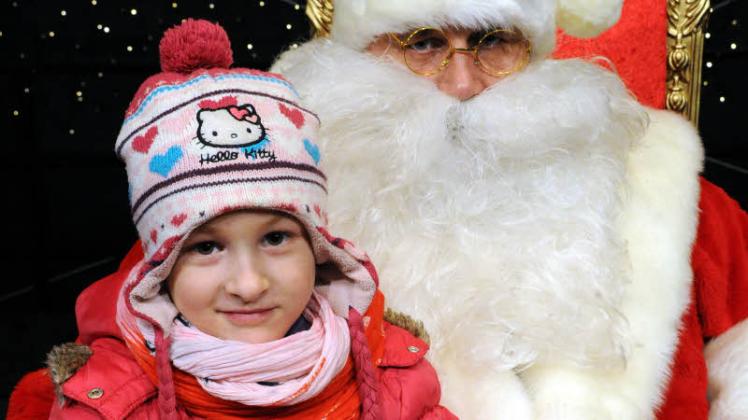 Die kleine Lea ist eines von vielen Kindern, die dem Weihnachtsmann jeden Tag auf der Bühne  ihre Wünsche verraten. 