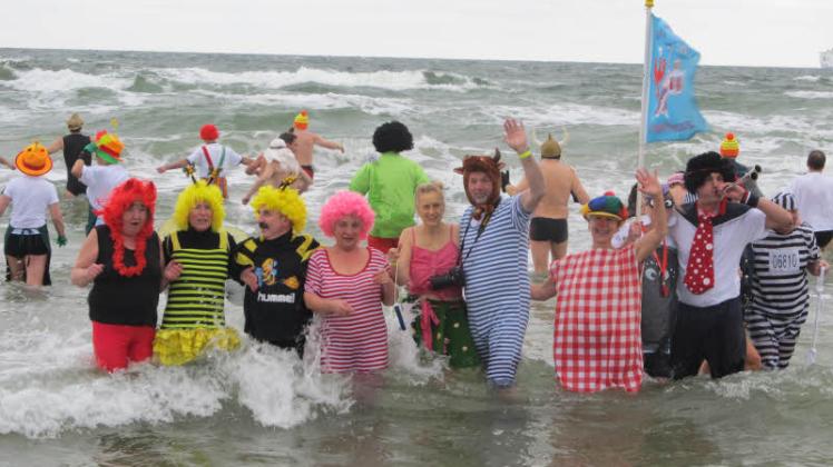 Zum traditionellen Faschingsbad in der Ostsee schlüpfen die Seehunde in teils ausgefallene, stets aber sehenswerte Kostüme.   