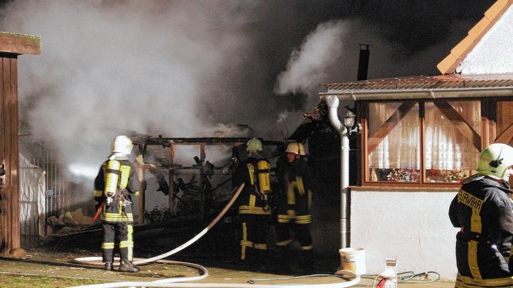 Mitglieder von drei Feuerwehren bekämpfen den Schuppenbrand in Neuendorf. 