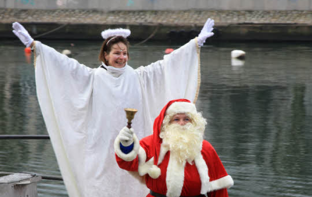 Weihnachtsfrau Silvia Klingebeil und Weihnachtsengel Petra Pothmann brachten Adventsstimmung in das Tauchgeschehen.  Fotos: Mikl 