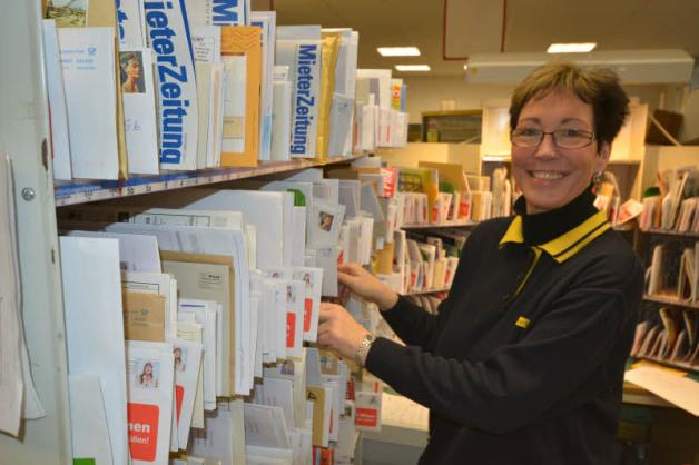 Die Güstrowerin Monika Schleidgen arbeitet seit 30 Jahren bei der Post. Der Mehraufwand zu Weihnachten kann sie nicht mehr schocken. 
