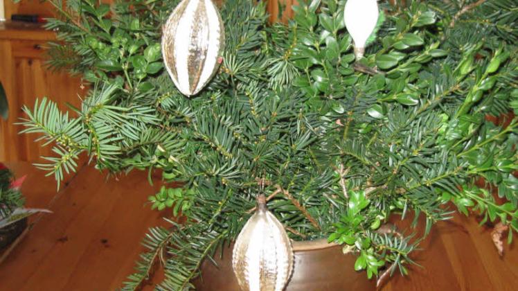 So könnte ein Weihnachtsstrauß am Heiligabend 1960 ausgesehen haben: Der Schmuck stammt aus dieser Zeit.  