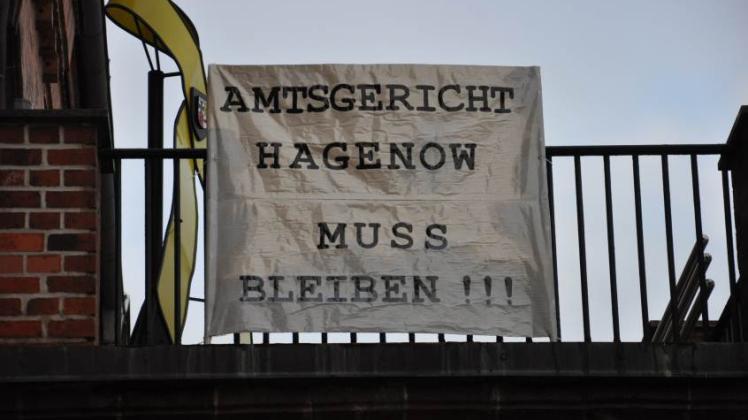 Protestplakat gegen die geplante Gerichtsreform auf dem Hagenower Rathaus.
