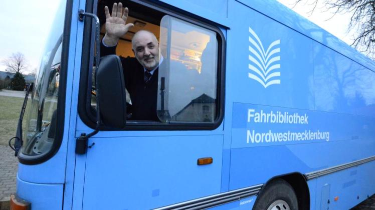 Busfahrer Dirk Horstmann verabschiedet sich. Er kommt wieder, allerdings  mit dem regulären Linienbus. 
